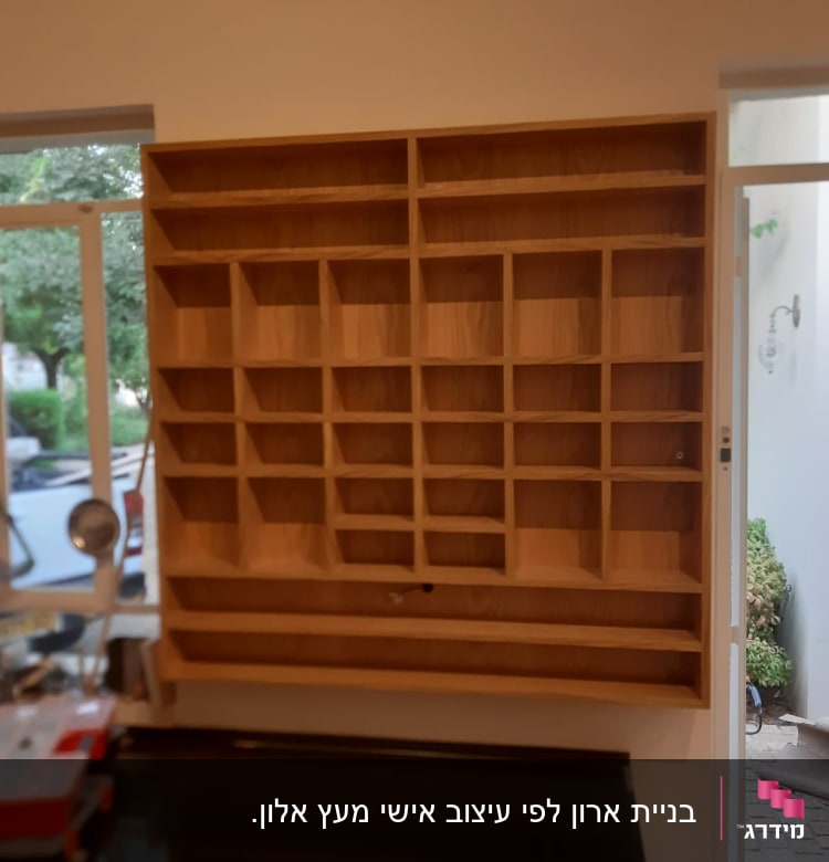 מדף עץ עם תאים מרובים על קיר